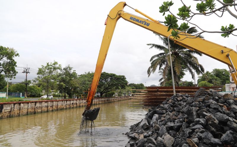 ทน.ภูเก็ต ติดตามการรื้อกองหินขึ้นจากคลองบางใหญ่ เพิ่มการไหลของน้ำ