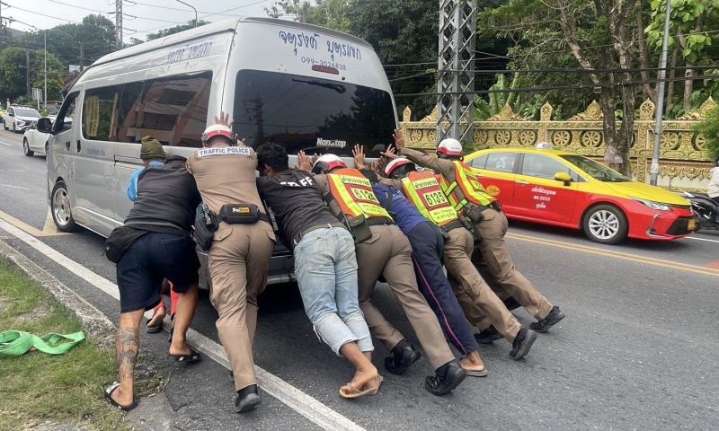 ตำรวจป่าตองปันสุข ร่วมพลเมืองดีช่วยเข็นรถตู้เข้าไหล่ทาง แถมฟรีบริการพาไปซื้อน้ำมัน