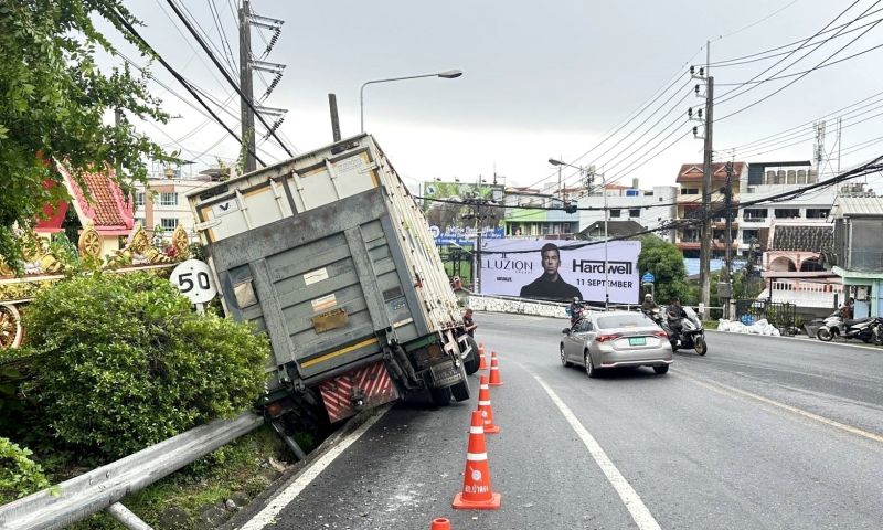 รถบรรทุก 6 ล้อเบรกแตก คนขับประคองลงร่องน้ำข้างทาง หน้าวัดสุวรรณคีรีวงก์
