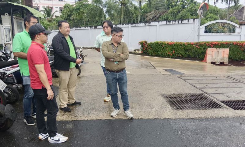 ช่าง ทน.ภูเก็ต ลงสำรวจเตรียมเพิ่มขนาดท่อระบายน้ำ ลดปัญหาน้ำท่วมขังซอยพะเนียง