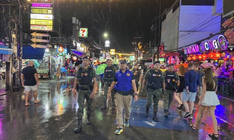 ปลัดกะทู้นำทีมเดินฝ่าสายฝนตรวจซอยบางลา สร้างความเชื่อมั่นนักท่องเที่ยว