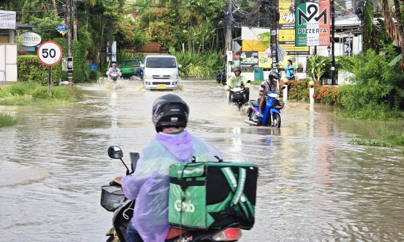 สส.แซมลงพื้นที่น้ำไหลท่วมถนนในราไวย์ ขอให้ขับขี่ด้วยความระมัดระวัง