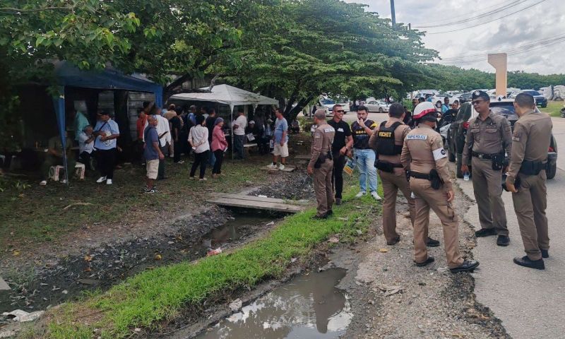 แท็กซี่รวมตัวหลายสิบโต้เถียง เหตุขัดขวางการรับแขกของชุมชนบริเวณท่าเรือน้ำลึก