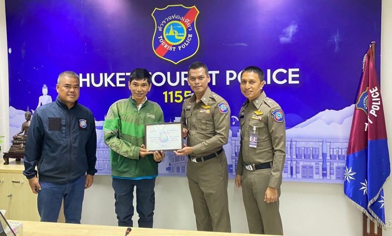 ชื่นชมไรเดอร์ ตำรวจท่องเที่ยวภูเก็ตมอบประกาศนียบัตรเชิดชูเกียรติ ‘พลเมืองดี’