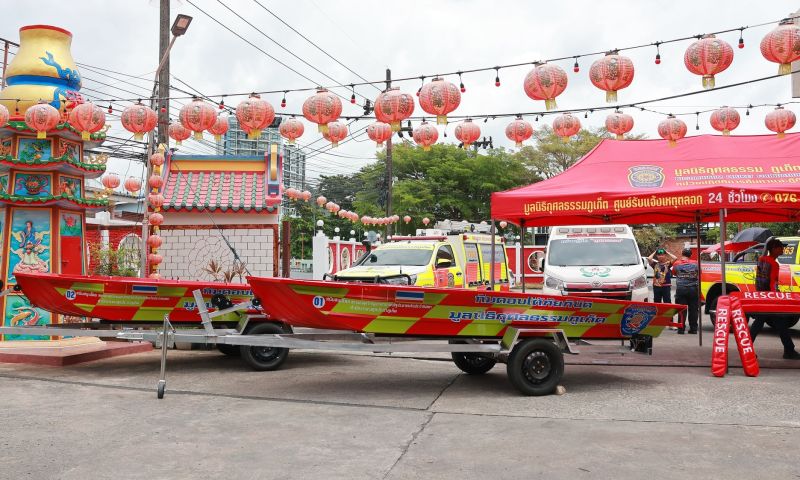 กงสุลใหญ่จีนพร้อมคณะมอบเรือกู้ภัยกู้ชีพพร้อมอุปกรณ์ให้แก่มูลนิธิกุศลธรรมภูเก็ต