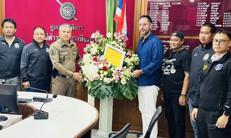 ตำรวจภูเก็ตจับกุมแก๊ง 4 บริติช ไล่ชนชิงนาฬิกาหรู ผู้เสียหายมอบดอกไม้ขอบคุณ