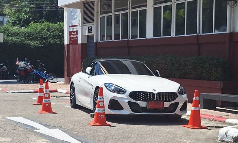 หนุ่มขับ Z4 ป้ายแดง บุกแทงหนุ่มในร้านเหล้าประสานขอเข้ามอบตัวพรุ่งนี้