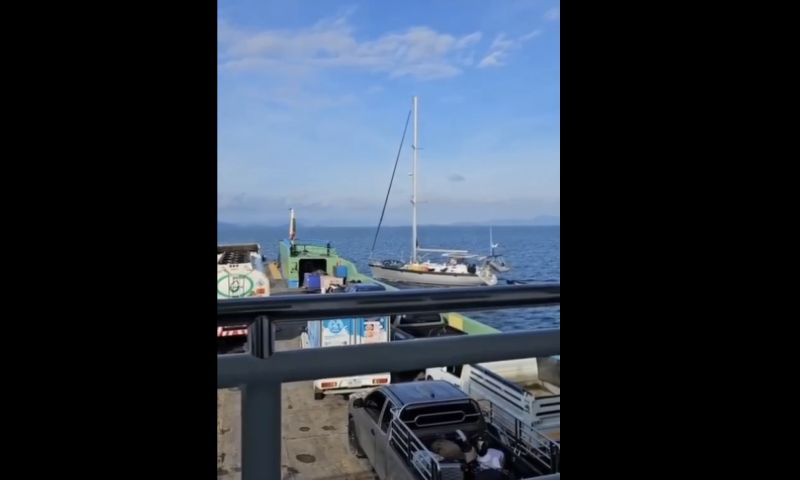 เรือขนส่งเฉี่ยวเรือใบต่างชาติกลางทะเลภูเก็ต โชคดีไร้คนบาดเจ็บ