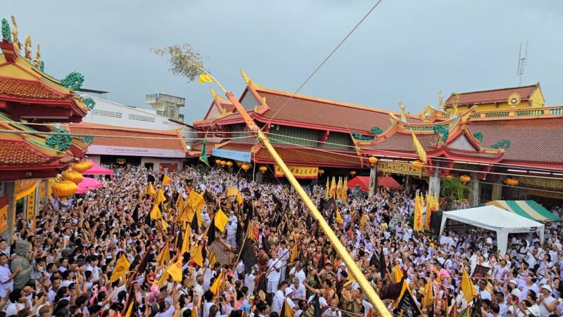 เริ่มแล้วประเพณีถือศีลกินผักภูเก็ต ชาวภูเก็ต นทท.ร่วมพิธียกเสาโกเต้งคึกคัก