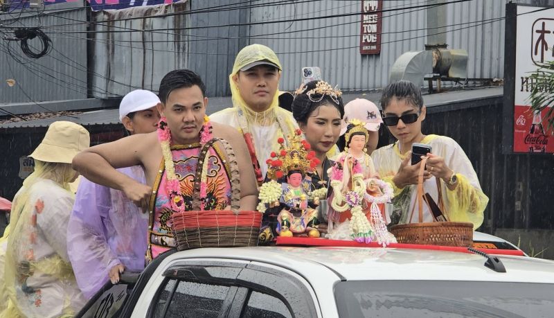 อ๊ามจ้อสู้ก้งนาคาแห่พระรอบเมืองวันแรก กินผักภูเก็ต 68 ท่ามกลางสายฝนชุ่มฉ่ำ