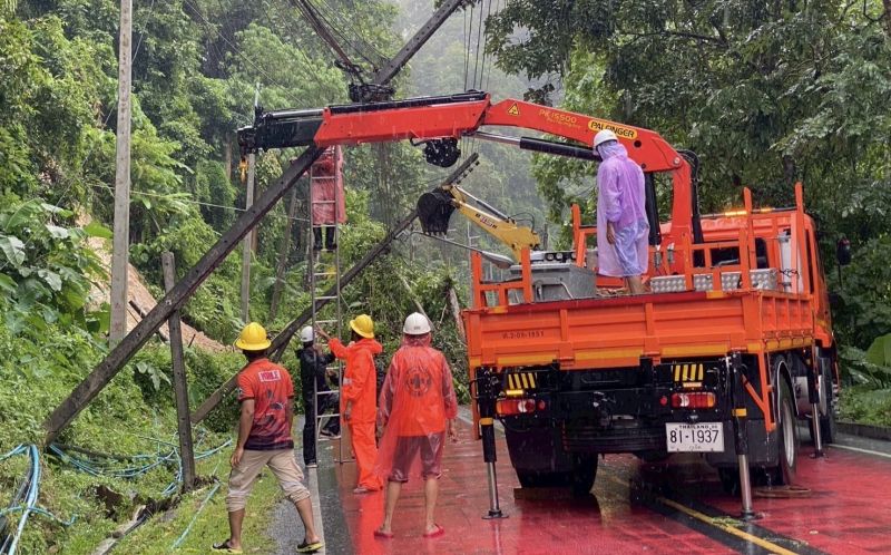 ฝนตกดินสไลด์ปิดทับผิวถนน 50 ปี จนท.ยังคงเฝ้าระวัง