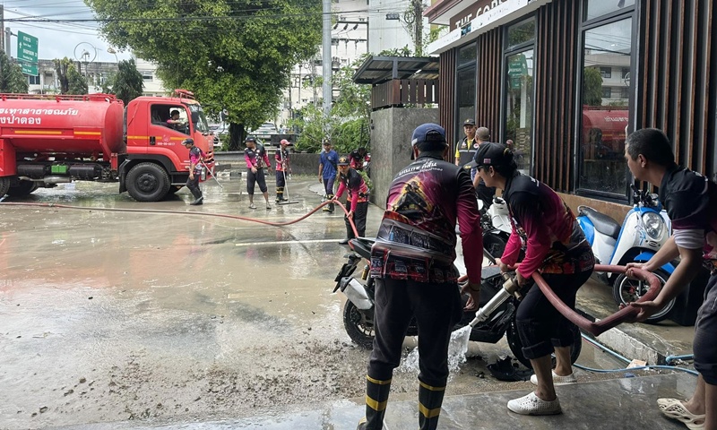 ผกก.ป่าตองร่วมทำความสะอาดหน้าโรงพักหลังน้ำลด มอบเบี้ยเลี้ยงขอบคุณคนทำงาน