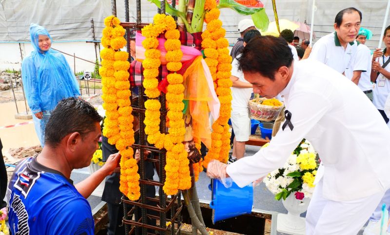 ลงเสาเอกอาคารรังสีรักษา ศูนย์รักษามะเร็งครบวงจร ด้วยพลังแห่งความร่วมมือทุกภาคส่วน
