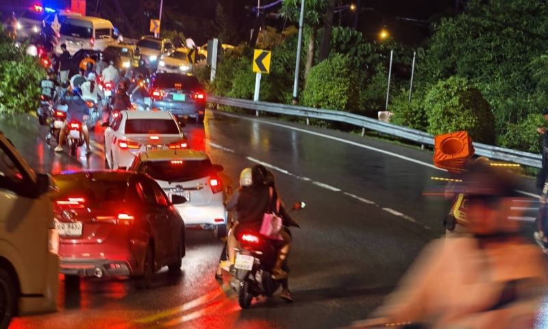 ฝนตกต้นไม้เสาไฟฟ้าหักโค่นบนเขาป่าตองปิด 1 ช่องทางการจราจร