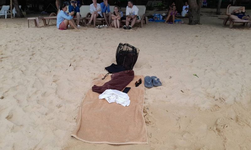 หนุ่มรัสเซียลงเล่นน้ำหาดในทอน คลื่นซัดจมน้ำทะเลหายต่อหน้าเพื่อน ๆ