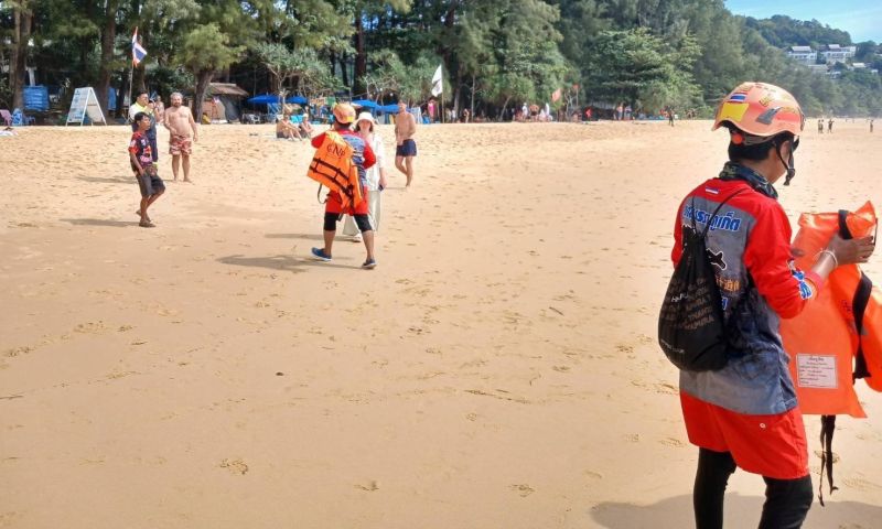 หนุ่มเมียนมาจมน้ำทะเลหาดในทอน พลเมืองดีเร่งช่วยเหลือนำตัวส่ง รพ.