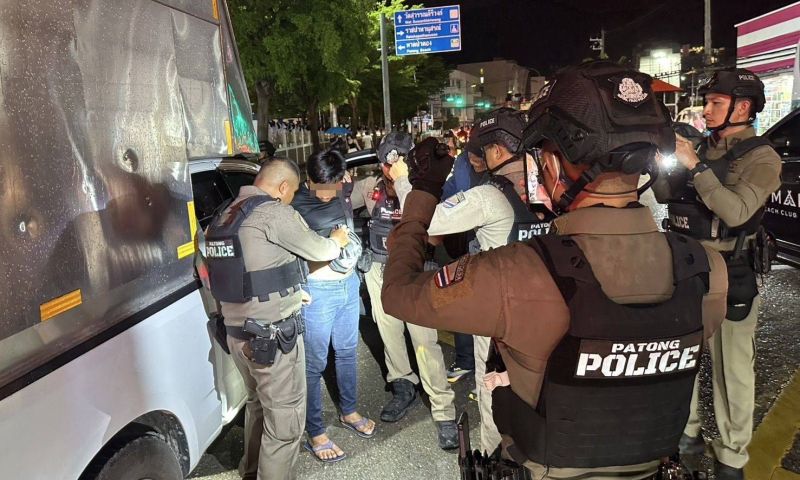 หนุ่มกระบะตู้ทึบเมาแล้วขับ ใช้อาวุธปืนข่มขู่ ตำรวจป่าตองสกัดจับทันที