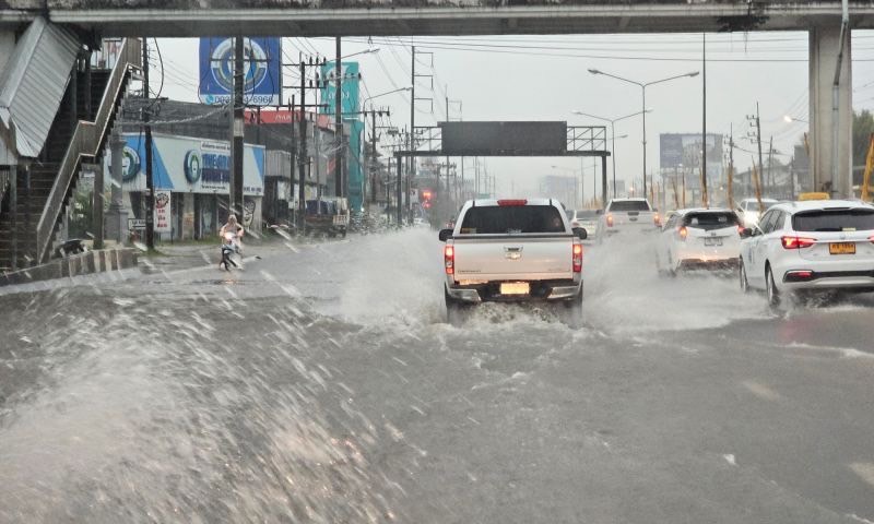ผู้ว่าฯ ภูเก็ตสั่งเฝ้าระวังน้ำท่วมขัง หลังเตือนภาคใต้มีฝนหนักถึงหนักมาก