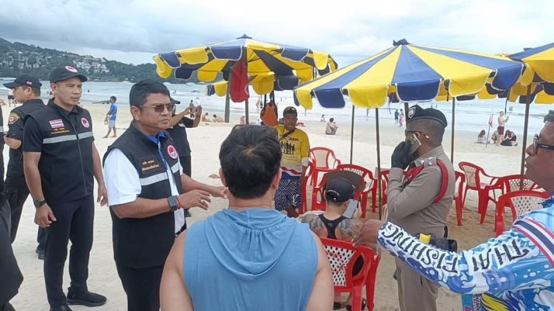 ทม.ป่าตองลงหาดจัดระเบียบร่มเตียงนอกโซน พบ 7 รายปรับยึดของกลาง