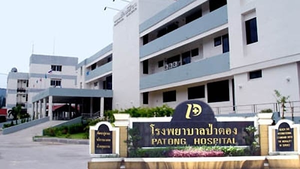 หนุ่มเมียนมานั่งเล่นริมทะเลกับเพื่อน ๆ เจอกลุ่มวัยรุ่นขับ จยย.มาจอดชักมีดแทงบาดเจ็บ
