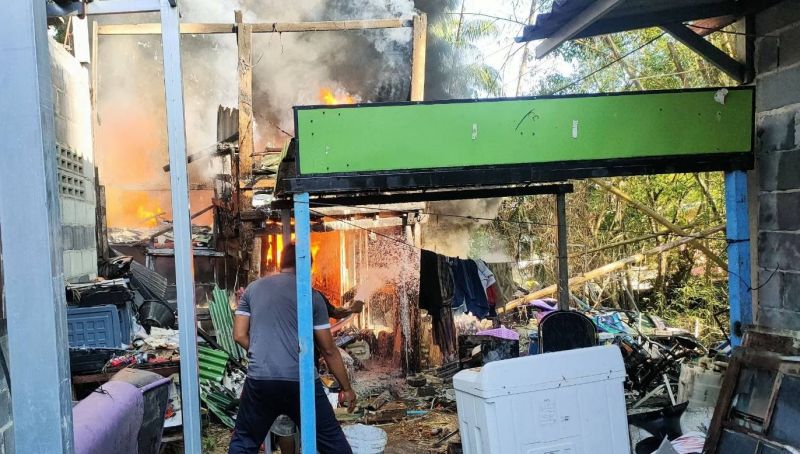 ไฟฟ้าลัดวงจรโหมไหม้โรงเก็บของโค้งคอเอนเสียหาย