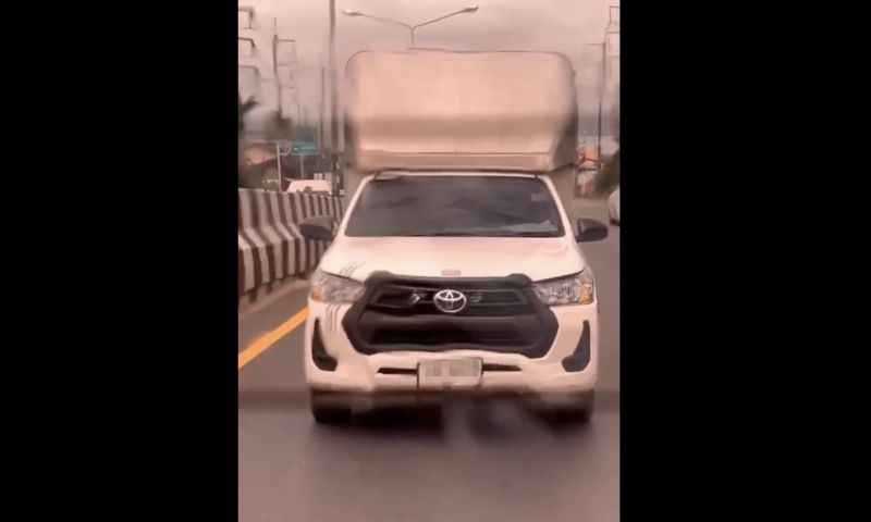 กระบะไม่ใช่ญาติ ขับจี้ท้ายรถกู้ชีพ เปิดไฟขอทาง