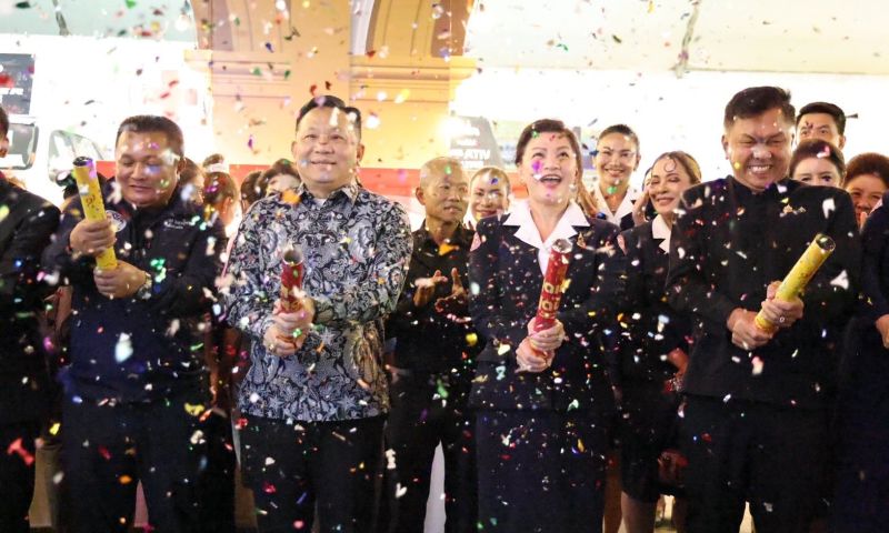 ผู้ว่าฯ ภูเก็ตเปิดร้านสลากกาชาดการกุศล ระดมทุนช่วยสังคม มอบ 100 ทุนการศึกษา