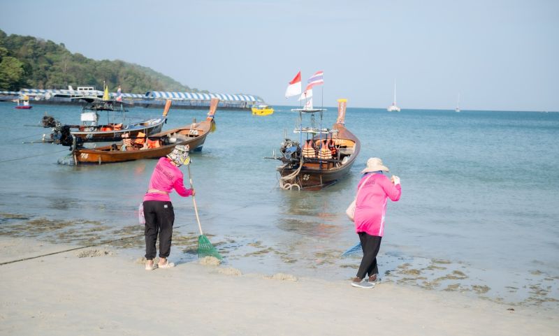 ทม.ป่าตองเก็บกวาดสาหร่ายบริเวณชายหาด ป้องกันกลิ่นเหม็น