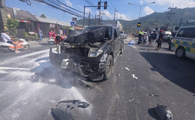 ชนยับสี่แยกหัวควน กระบะพุ่งชนรถจอดติดไฟแดง กวาด 4 คัน ดับ 2 ราย