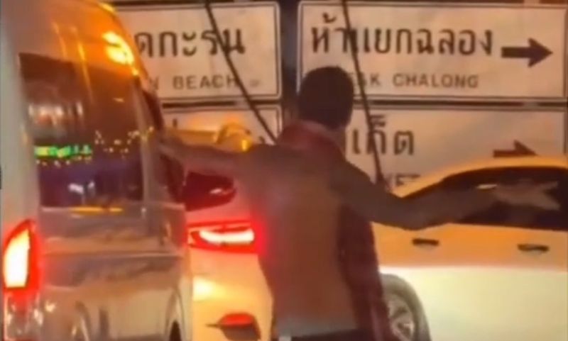 ต่างชาติคล้ายเมาเต้นกลางแยกไสยวน ชาวบ้านผวาเสี่ยงเกิดอุบัติเหตุ