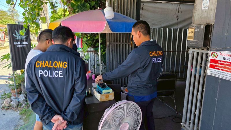 ตำรวจฉลองปราบปรามร้านกัญชาผิดกฎหมาย พบเบาะแสแจ้งได้ 24 ชม.