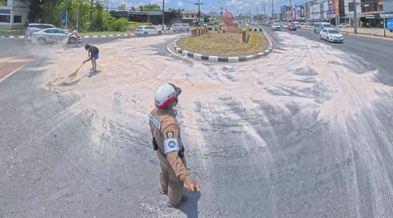 แห่ชื่นชม! จร.เมืองภูเก็ต-อบต.เกาะแก้วลุยแดดแก้คราบยางมะตอยแยกบางคู 