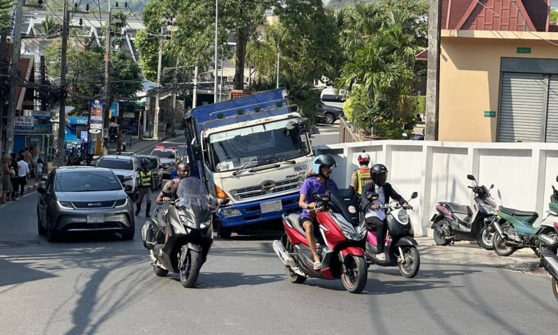 หกล้อบรรทุกน้ำเสียหลักไหลลงทางขึ้นเนินแยกต้มยำกุ้ง เฉี่ยวชนมินิบัสชนกำแพง