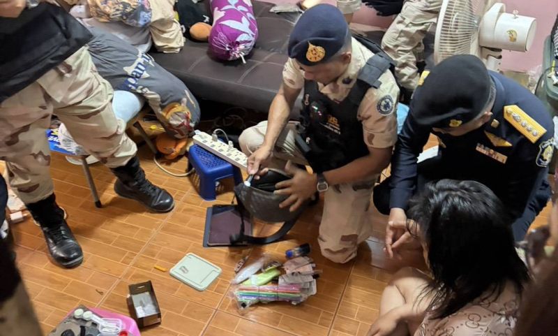 ปฏิบัติการพิฆาตยาเสพติด ปิดล้อมตรวจค้นรวบ 3 ผู้ต้องหา ยึดไอซ์-ทรัพย์ 3 แสน
